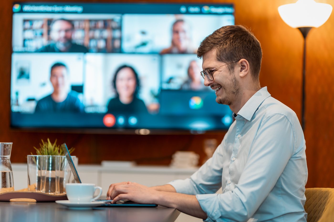 Dominik Groß im Videogespräch am Laptop